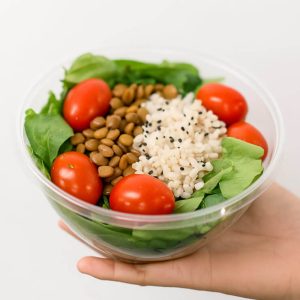 Ensalada energética (hojas verdes, tomate, semillas, lentejas y arroz)