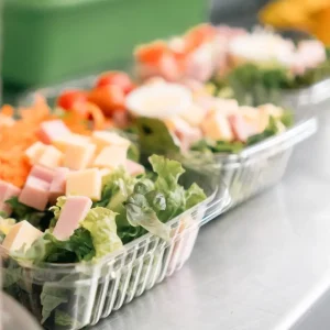 Ensalada proteica (hojas verdes, huevo, queso y jamón)